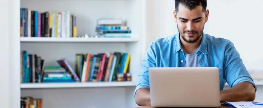 estudante fazendo prova digital ead