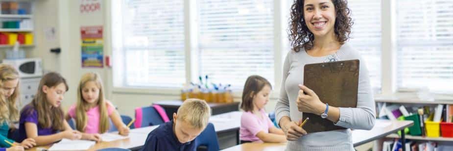 mulher formada em pedagogia em escola