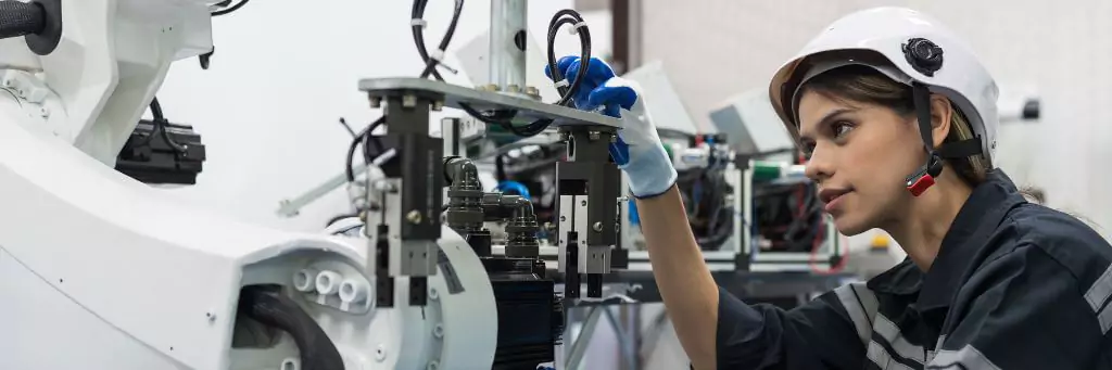 engenheira mexendo em motor