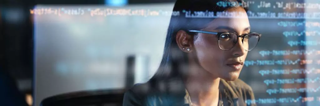 moça com códigos de computador em tela