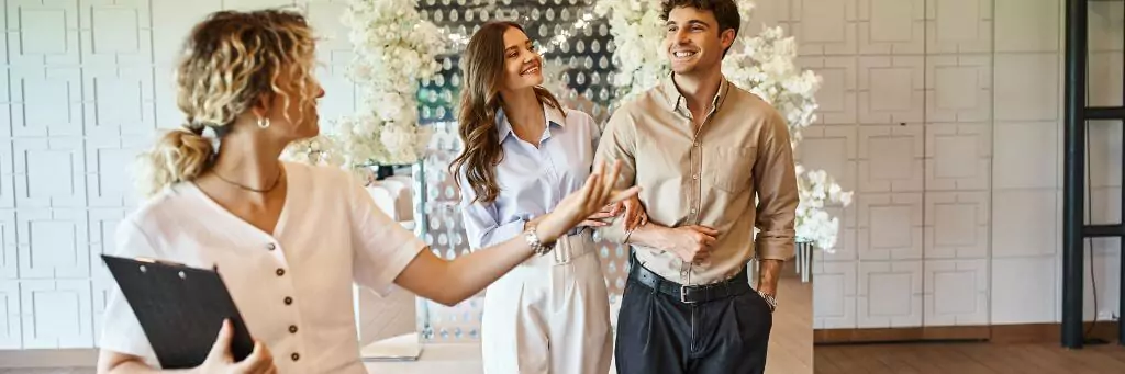 produtora mostra salão para casal