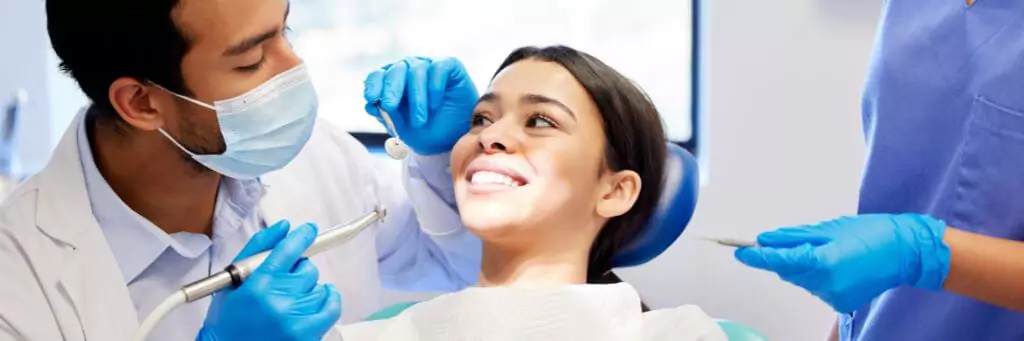 dentista e paciente em consulta