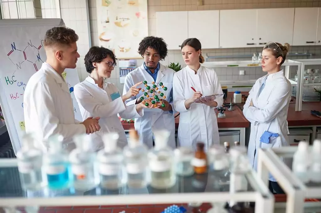 estudantes de química em aula