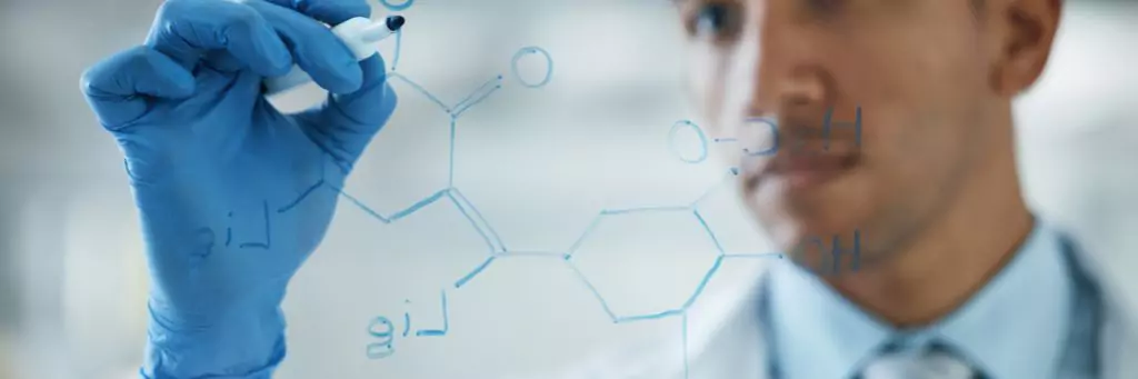 homem escrevendo fórmula química