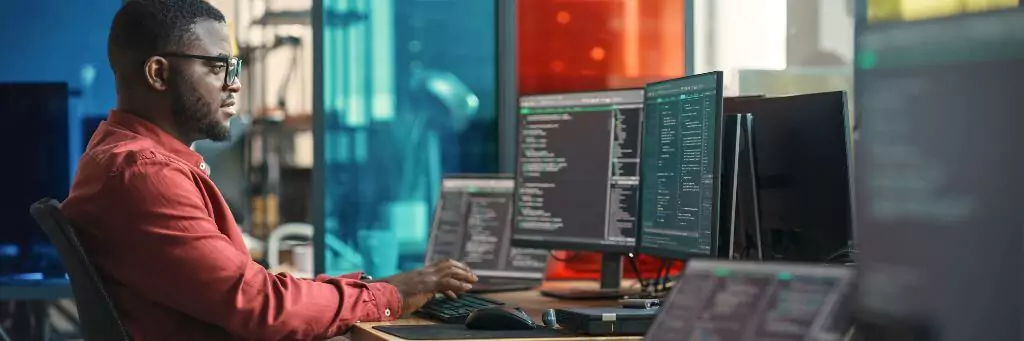 homem mexendo em computador com dados