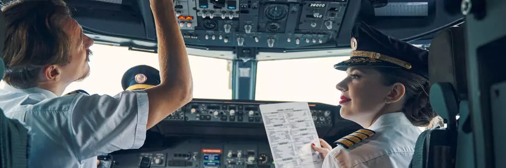 pilotos em avião preparando voo