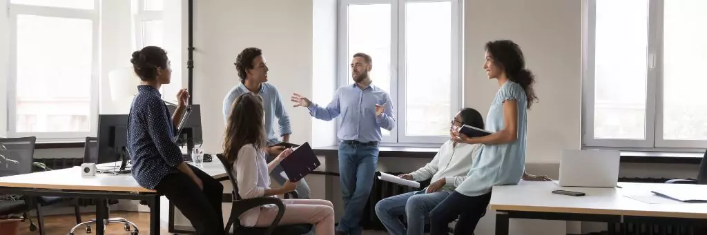 homem conversando com colegas