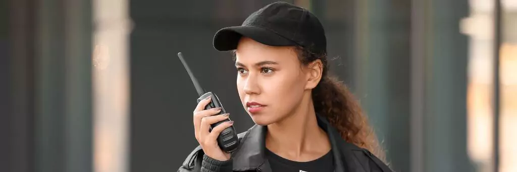 moça segurança falando em comunicador