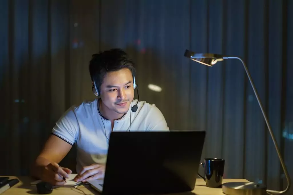 homem estudando à noite