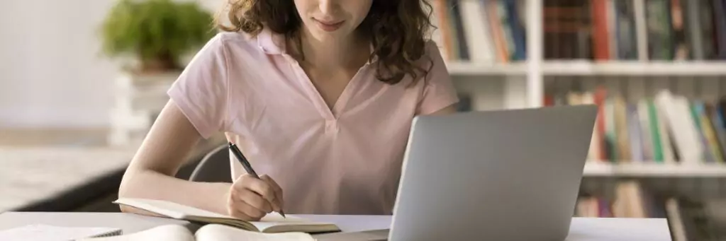 moça estudando com computador