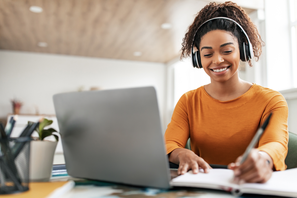 Jovem mulher estudando no computador.