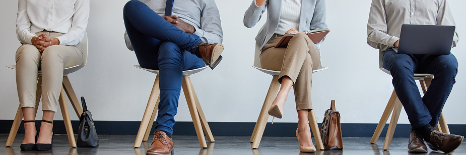 Pessoas esperando entrevista de trabalho