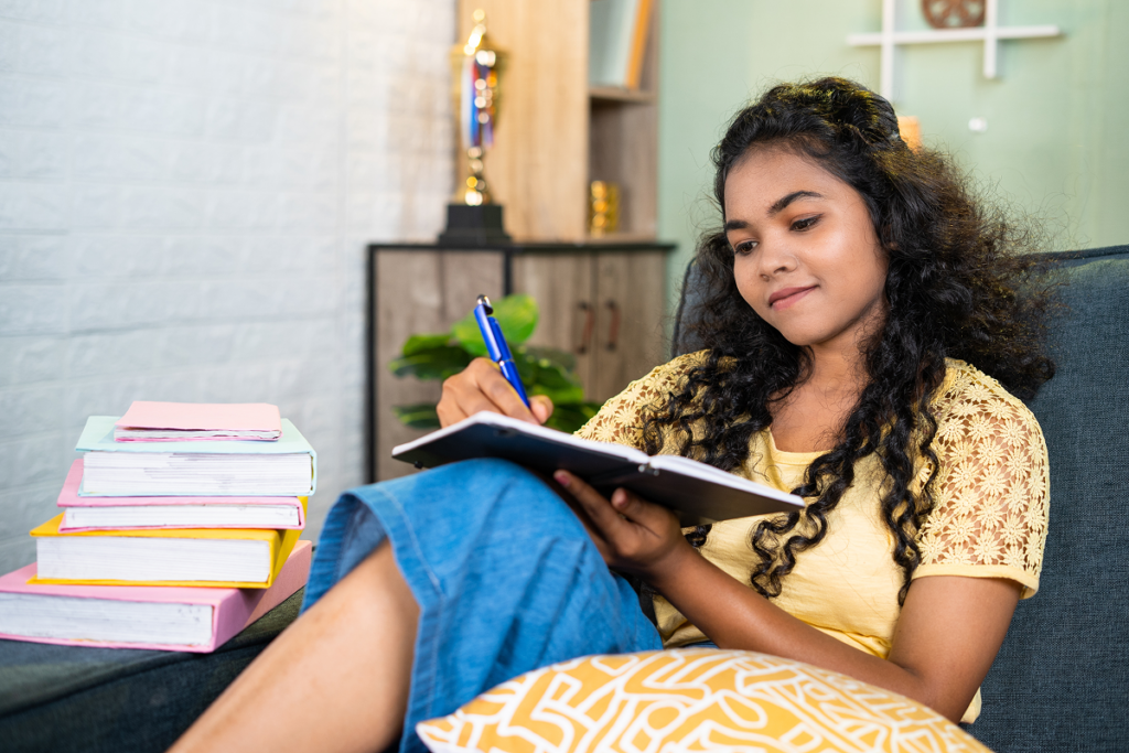 Menina treinando redação do enem.