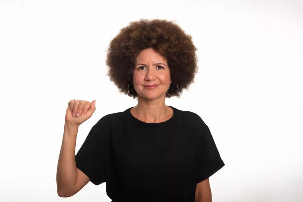 mulher intérprete de libras