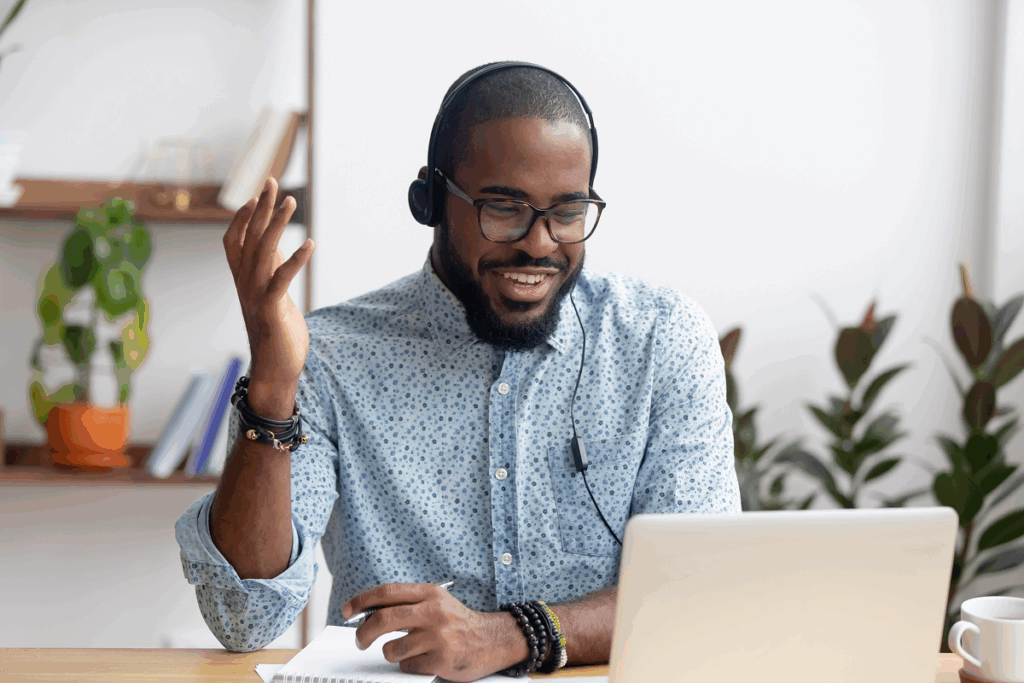 Homem estudando e conversando no computador. Mercado de trabalho letras português inglês.