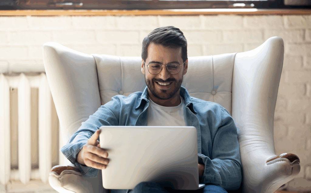 Homem estudando no computador. Faculdade EAD reconhecida pelo MEC.