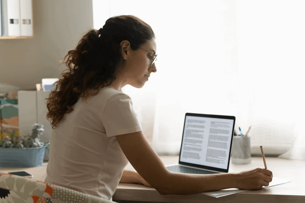 Tradutora trabalhando no computador. Mercado de trabalho letras português inglês.