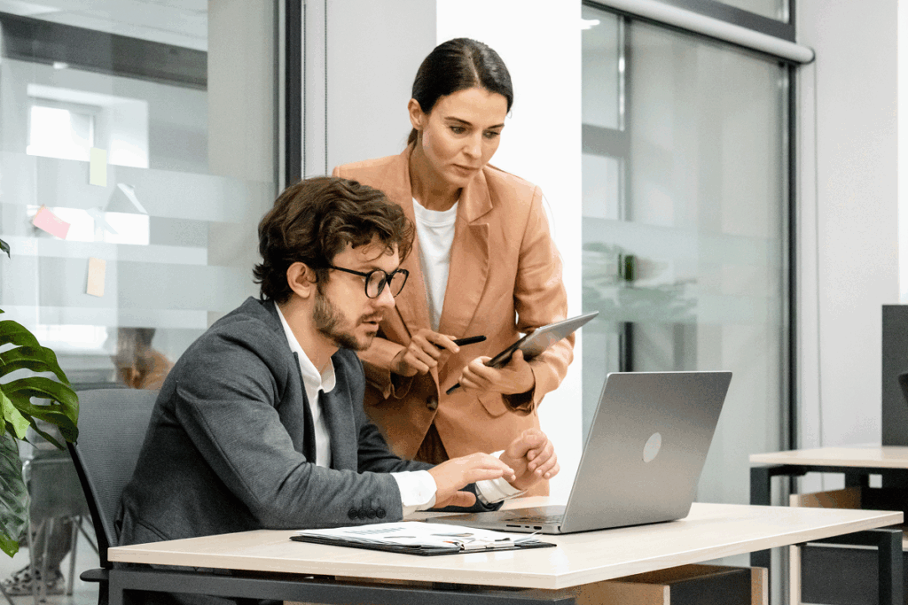 Estagiário de carreira em criminologia no escritório com supervisora.
